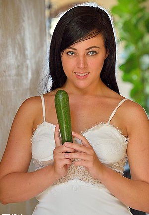 Big-assed runner showing her masturbation prowess with a cucumber